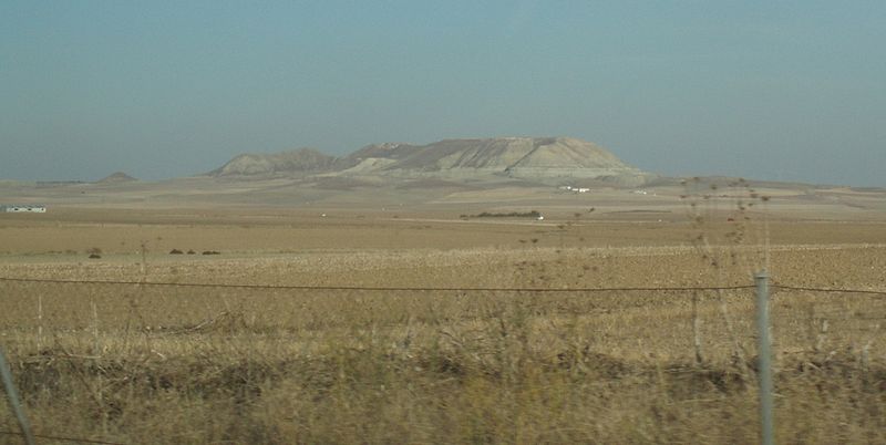  Los cerros testigo u oteros, son frecuentes en ambas mesetas. 