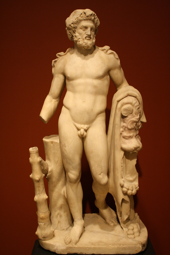 Según una antigua leyenda, Hércules fue el creador de los Pirineos al acumular numerosas piedras sobre el cuerpo de la princesa Pirene, que había fallecido en aquel lugar