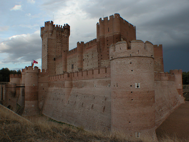En ocasiones se ha comparado a la Meseta Central como un gran castillo rodeado de murallas. El castillo de la Mota en Valladolid es uno de los mejores que se han conservado.