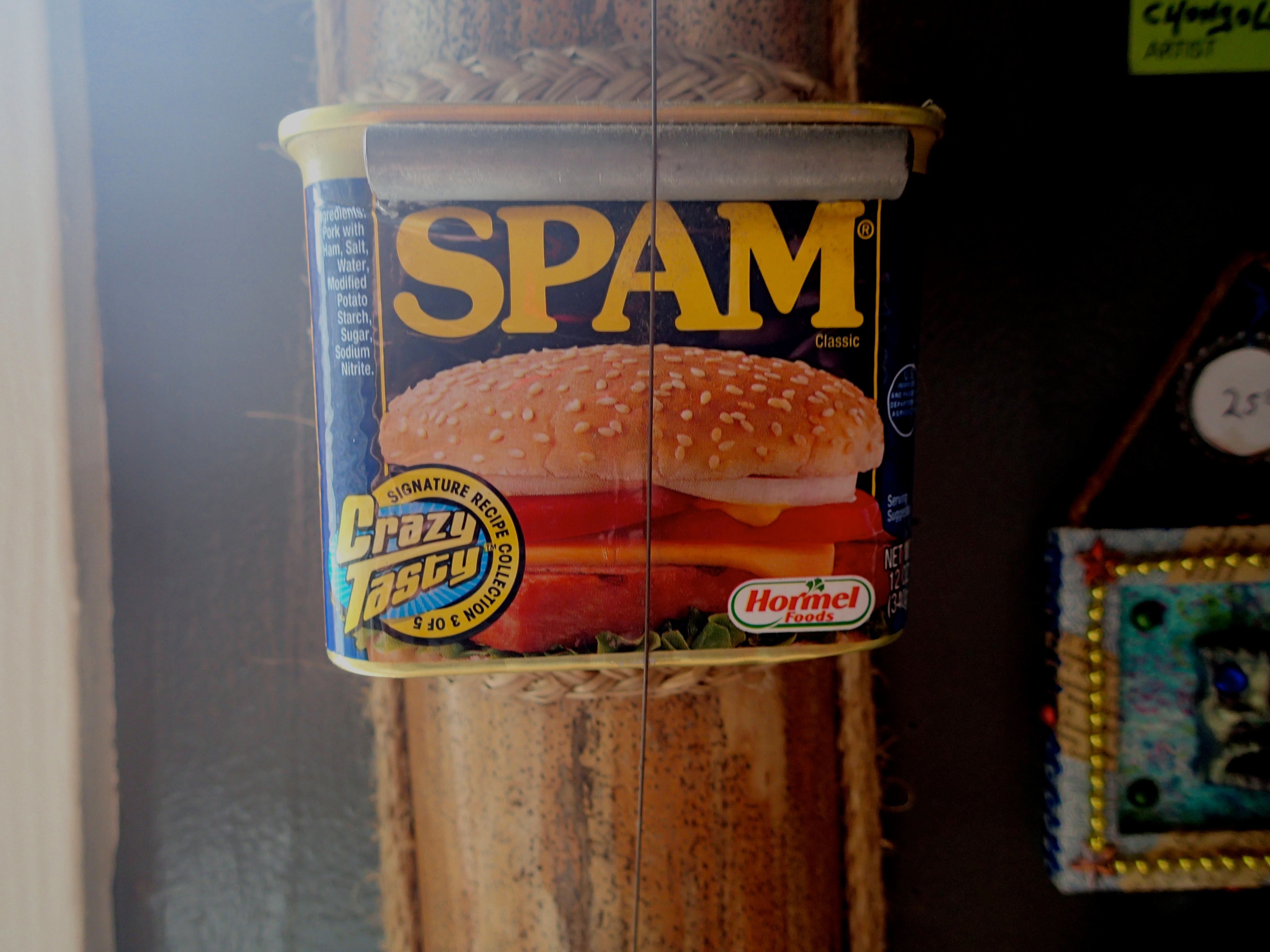 Una lata cuyo envase tiene una etiqueta que incluye la palabra SPAM y una hamburguesa.