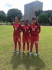 Tres jugadoras de un equipo de fútbol