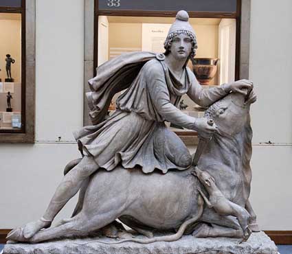 Estatua del dios solar Mitra sobre el toro