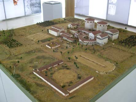 Maqueta en la que se reproduce una villa romana tardía con su fundus