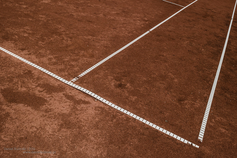 La imagen muestra una pista de tenis