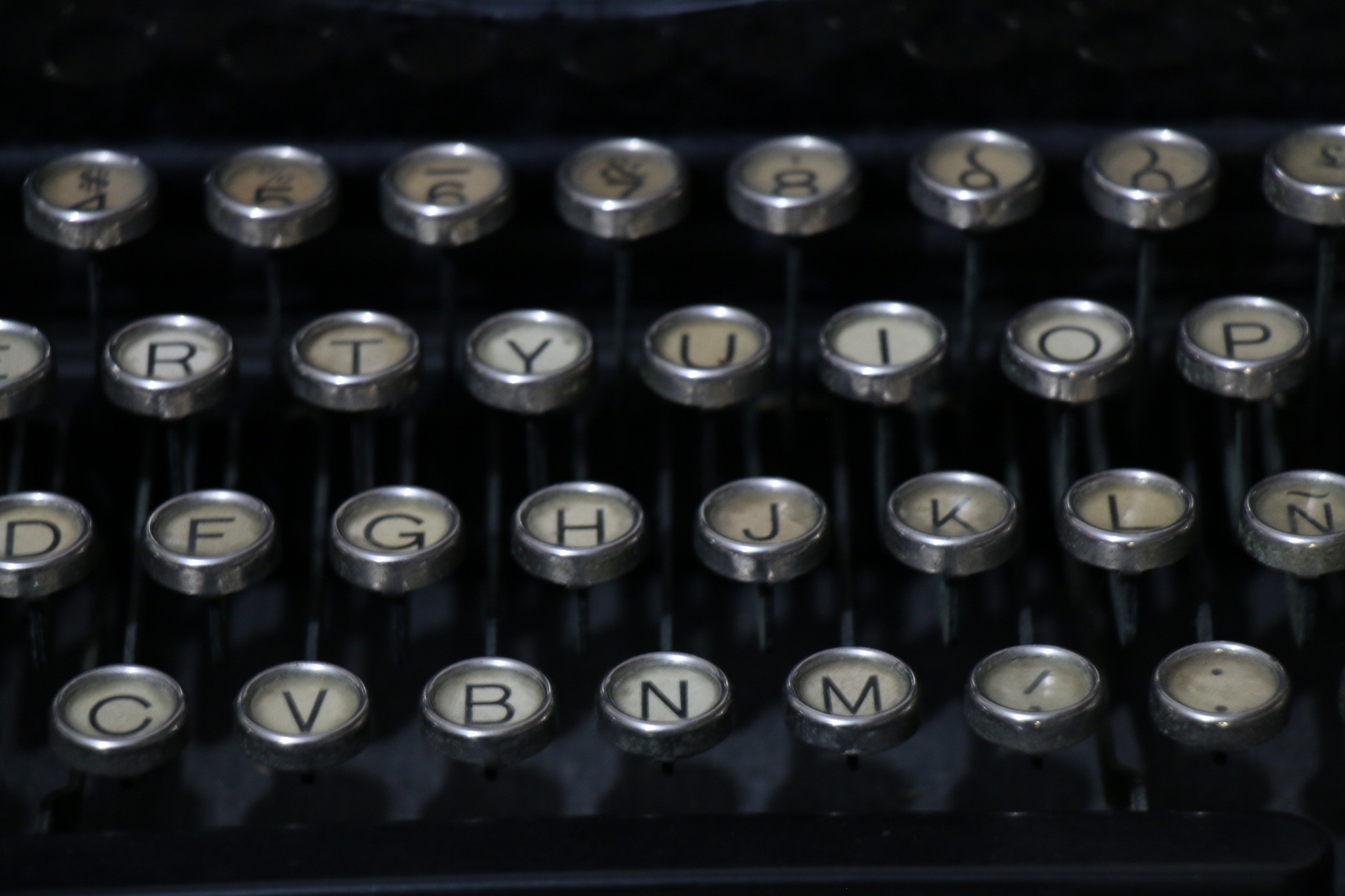La imagen muestra el teclado de una máquina de escribir.
