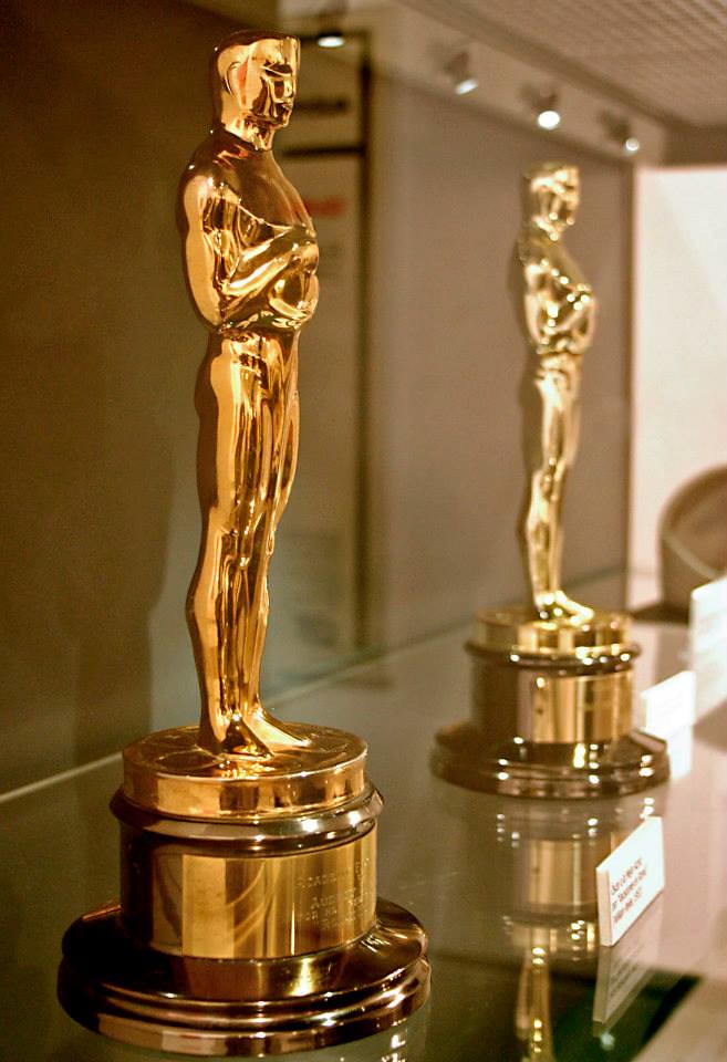 La imagen muestra dos estatuillas de premios Óscar.