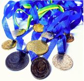 La imagen muestra diferentes medallas de oro, plata y bronce.