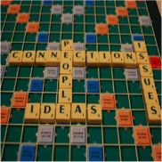 La imagen muestra el tablero de scrabble con las palabras formadas de connections, people, ideas, issues.