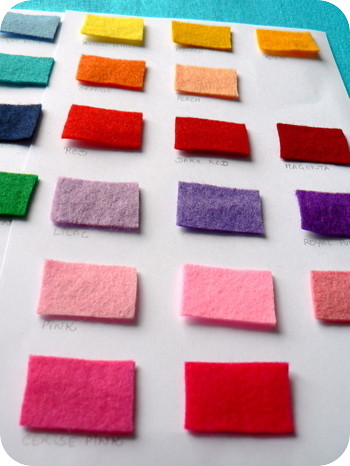 La imagen muestra diferentes trozos de tela de colores de distintas tonalidades.