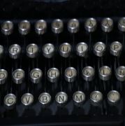 La imagen muestra el teclado de una máquina de escribir.