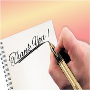 La imagen muestra la hoja de una libreta donde una mano escribe thank you!