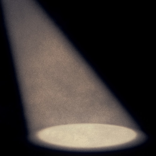 La imagen muestra una luz de foco reflejada en el suelo.