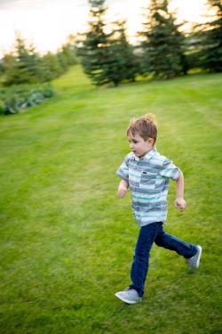  Foto de un niño corriendo en el campo. 
            