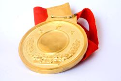  Disco de color dorado con una cinta roja.