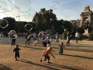 Fotografía que muestra unos niños y niñas persiguiendo pompas de jabón en un parque.
Fotografía que muestra unos niños y niñas persiguiendo pompas de jabón en un parque.