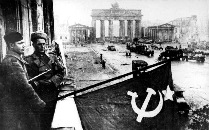 La ciudad de Berlin, con la Puerta de Brandemburgo de fondo, tomada por las tropas soviéticas