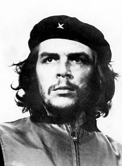 Ernesto Guevara, conocido como Che Guevara, nació en Argentina. Fue médico, escritor y uno de los ideólogos de la Revolución Cubana