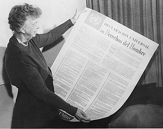 Eleanor Roosevelt con la Declaración Universal de los Derechos Humanos