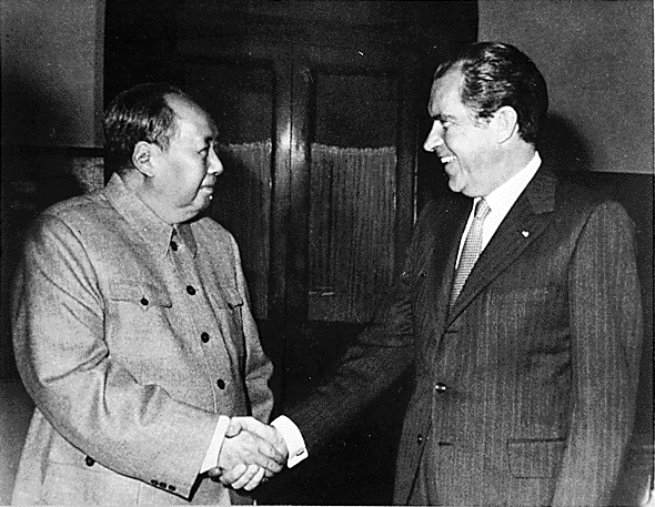 Foto de Mao Zedong con el presidente americano Nixon que nos sirve para mostrar el acercamiento que se produjo entre China y EEUU en la década de los setenta
