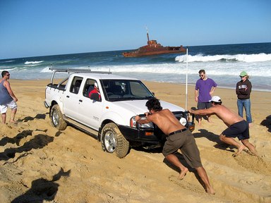 Dos hombres empujan un coche