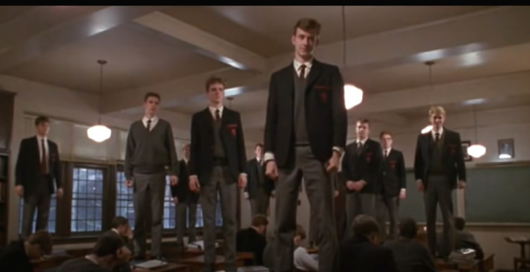 Oh, capitán, mi capitán Escena de la película El club de los poetas muertos