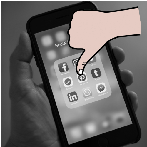 La imagen muestra en blanco y negro una mano sosteniendo un teléfono móvil, y en su pantalla se ven los iconos de las nueve redes sociales más conocidas y, sobre esta imagen, otra a color de una mano con el pulgar apuntando hacia abajo.