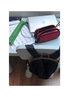 La imagen muestra el plano long shot de un estuche