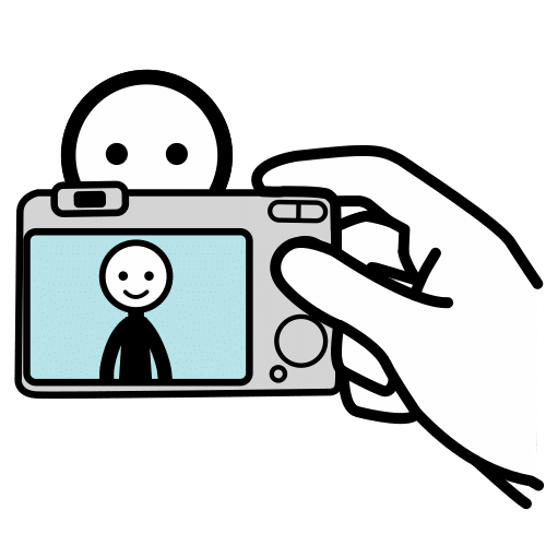 La imagen muestra la mano de una persona sujetando una cámara de fotos para sacar una foto de otra persona
