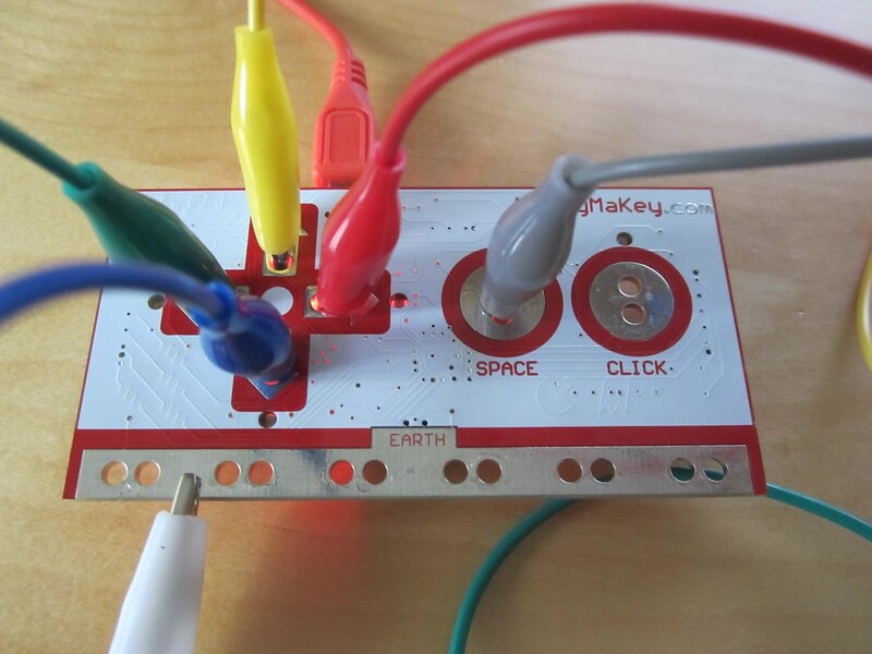 Cables cocodrilo conectados en la placa Makey Makey 