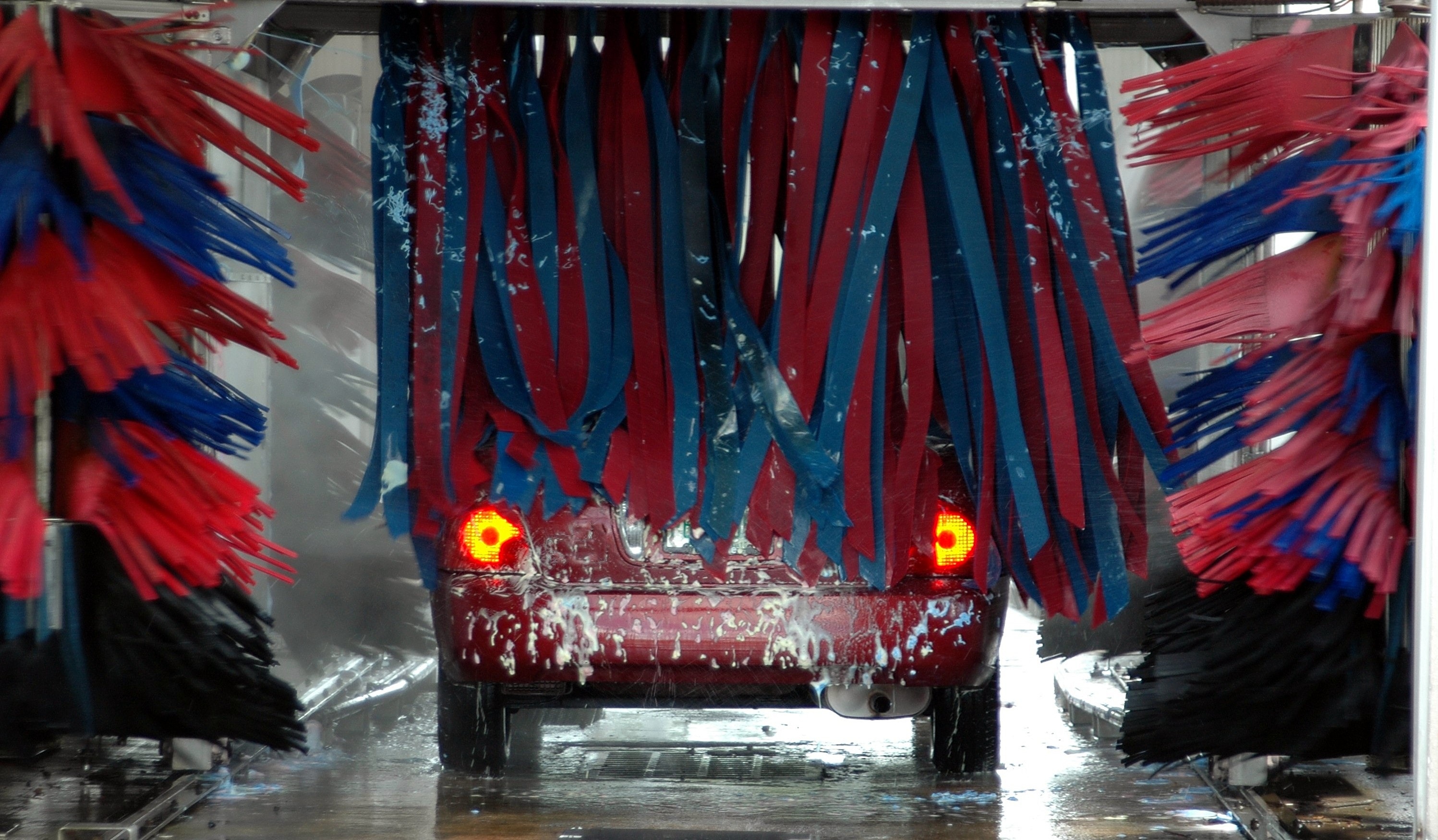 Coche en un túnel de lavado