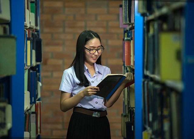 Mujer en la biblioteca