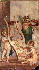 Fresco de Herculano que representa a Cupido tocando una lira rodeado de otros amorcillos