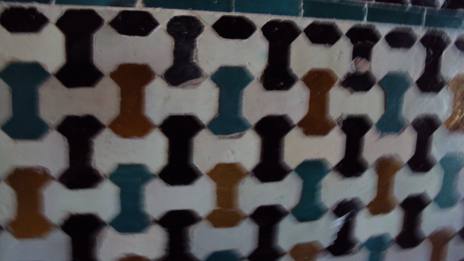 En la imagen aparece un mosaico de la pared de la Alhambra
