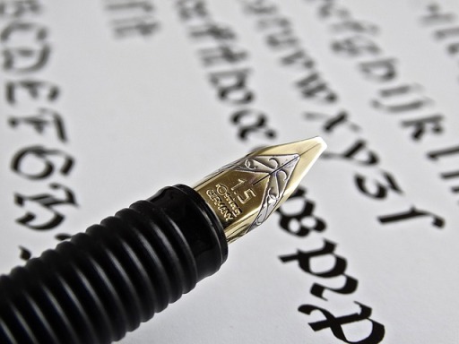Pluma sobre un texto