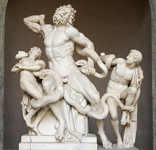 Laocoonte con sus dos pequeños hijos asfixiados por una enorme serpiente
