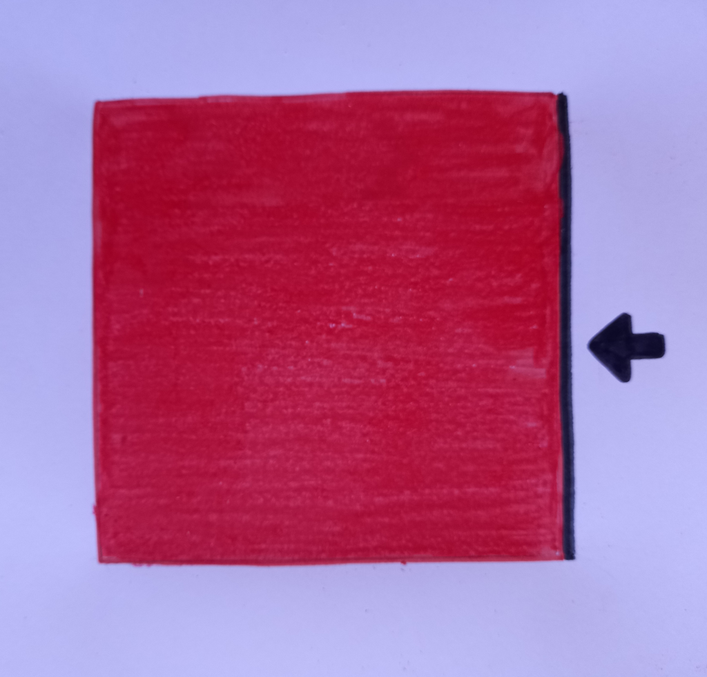 La imagen muestra un cuadrado rojo en el que se destaca uno de sus lados con una línea