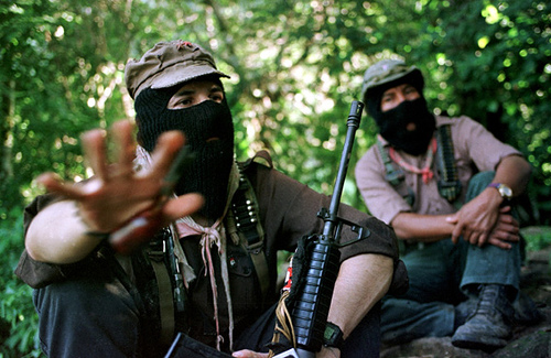 Dos soldados de la guerrilla