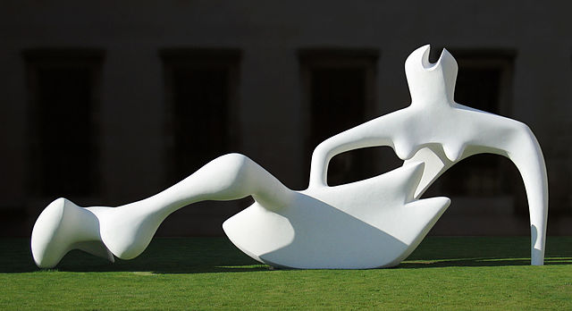 Moore, Escultura reclinada