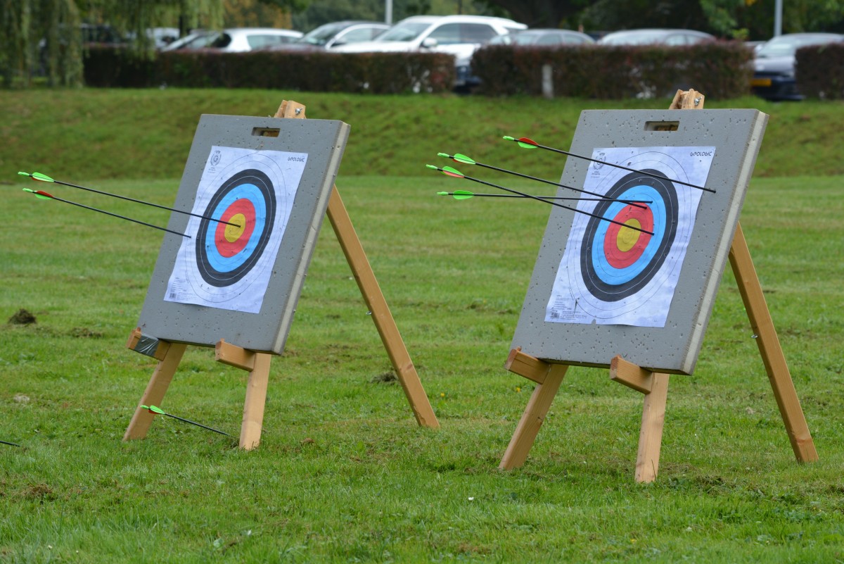 La imagen muestra dos dianas (a modo de metas) con varias flechas clavadas en ellas