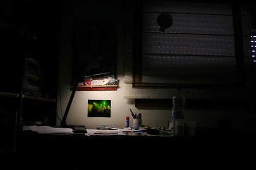 Imagen que muestra una mesa de tabajo poco iluminada