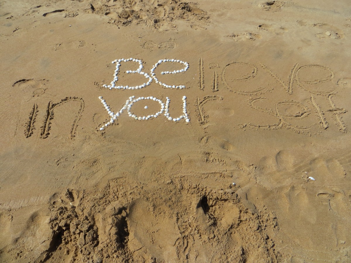 Imagen que muestra arena de playa con la leyenda cree  en ti mismo