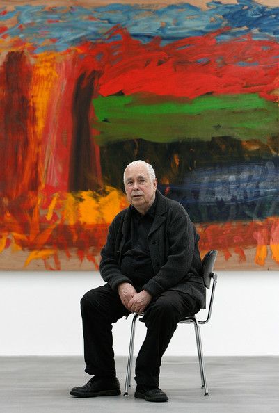 Hodgkin frente a una de sus obras 