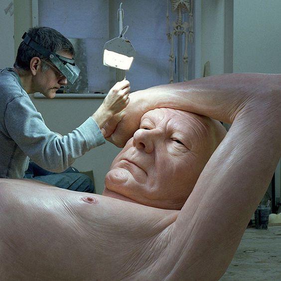 Mueck trabajando en una escultura