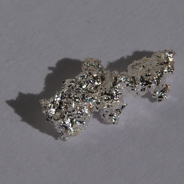 Es un metal noble de color gris claro y brillante, que se usa en joyería.