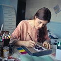 Esta imagen muestra una chica pintando