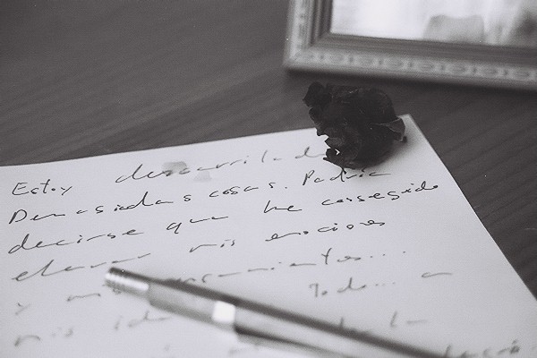 Carta escrita sobre una mesa