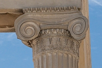 Capitel jónico