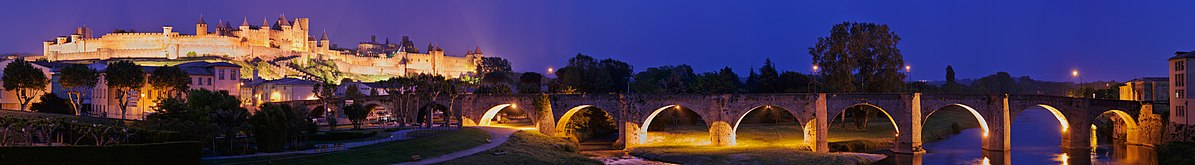 Puente viejo de Carcassone. Ciudad restaurada por Viollet – le - Duc. 