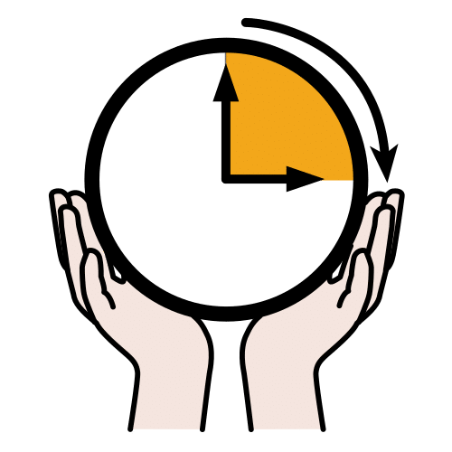 Imagen de dos manos sujetando un reloj, con un cuarto marcado en naranja y una flecha que avanza. 