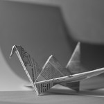 En la imagen puedes ver una garza hecha con papel de periódico y la técnica de papiroflexia denominada origami